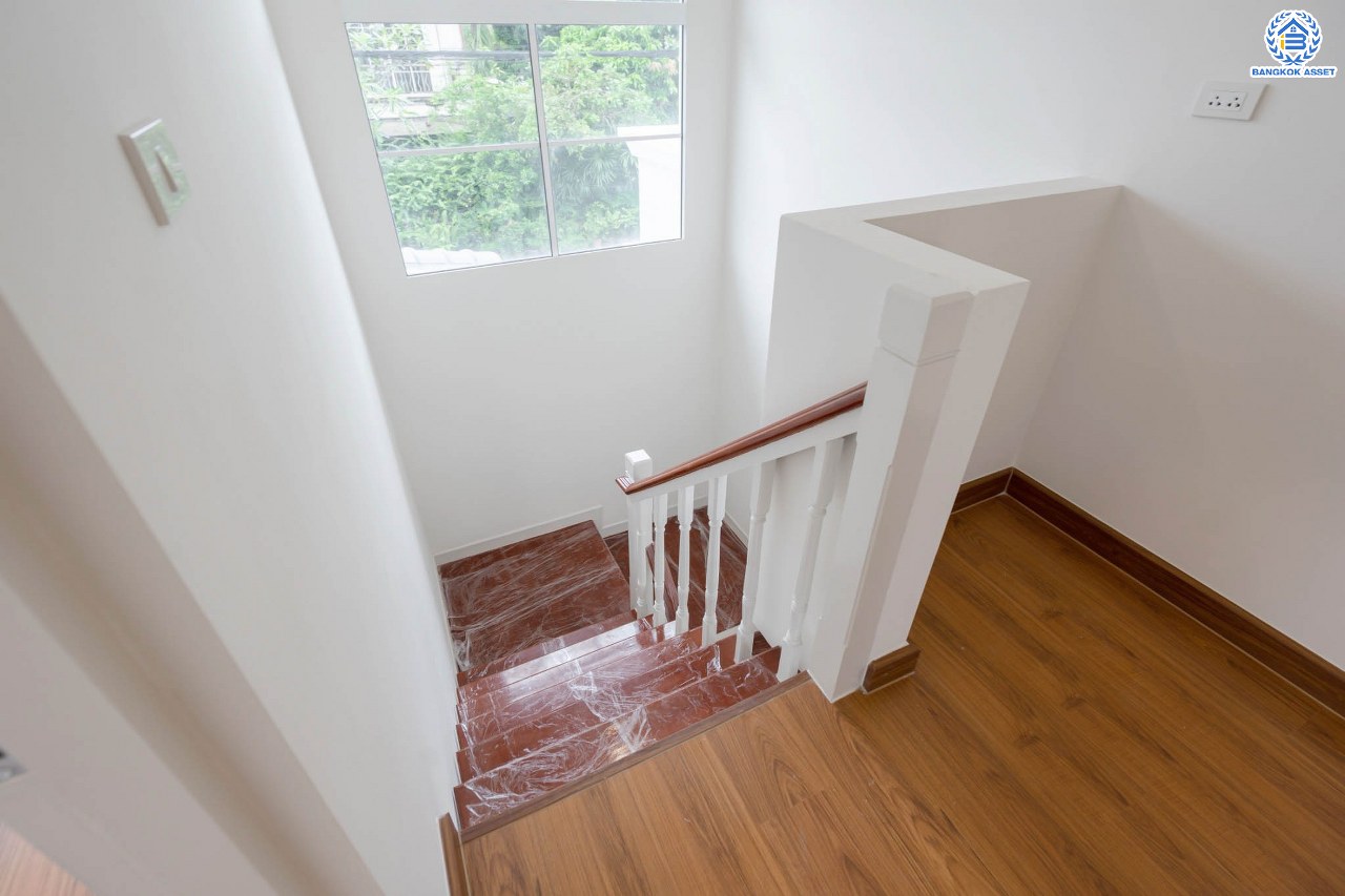 บ้านมือสองตกแต่งใหม่ ม.ชลลดา วัดลาดปลาดุก บ้านเดี่ยวหลังมุม คุณภาพระดับ L&H บนเนื้อที่ 61.3 ตร.ว. ฟังก์ชัน 3 ห้องนอน 3 ห้องน้ำ จอดรถได้ 1 คัน บนทำเลศักยภาพ เพียง 15 นาทีถึงเซ็นทรัลเวสท์เกต ใกล้รถไฟฟ้าสายสีม่วง "สถานีคลองบางไผ่"...